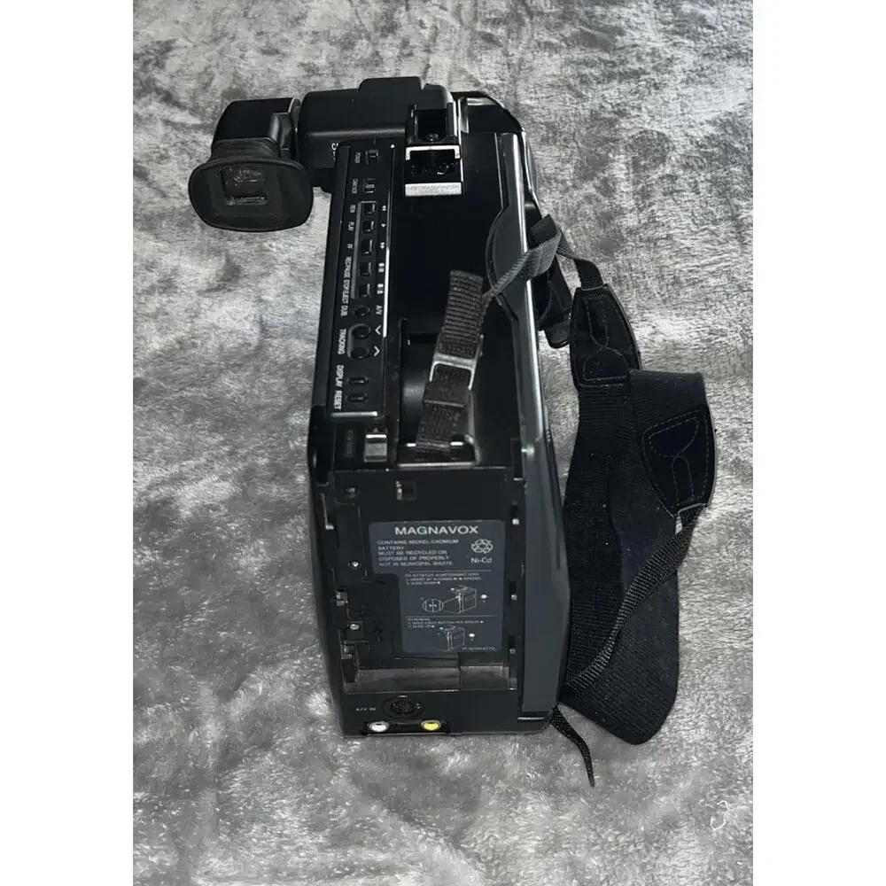 Magnavox CVK315AV01 Movie Maker VHS CCD Video Camcorder With Case Works